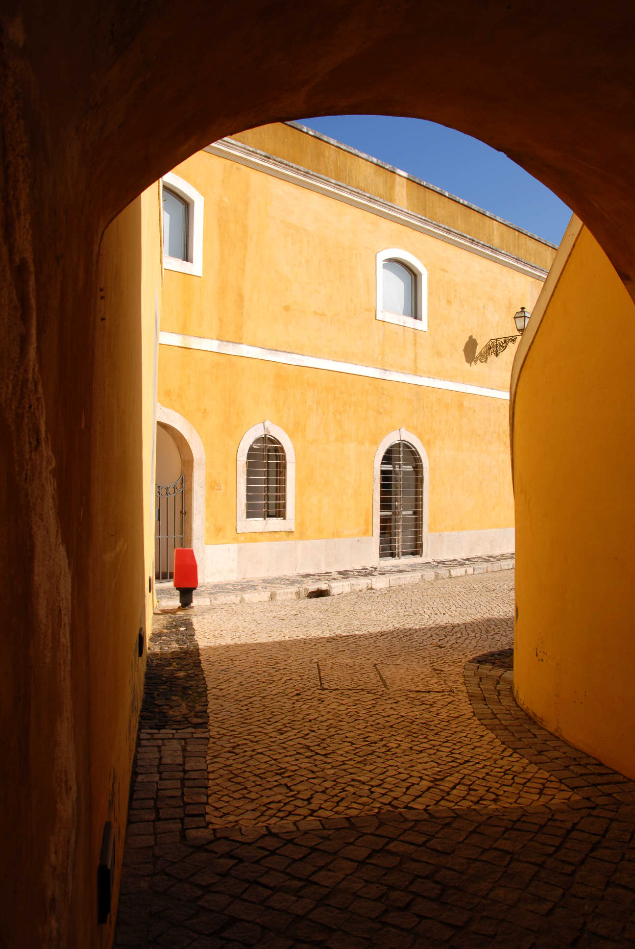 Tunel curvo de acesso