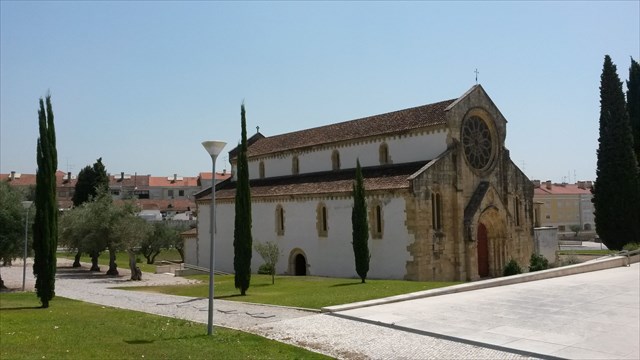 Igreja de Santa Maria do Olival e o pequeno olival