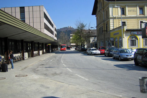 Bahnhof Kufstein Vorplatz mit Bus