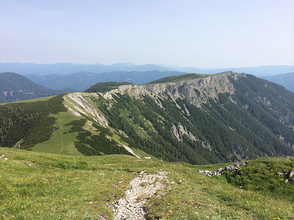 [ Blick auf Zlacken, Endriegel und Windgrube mit Schönleitenhaus ]