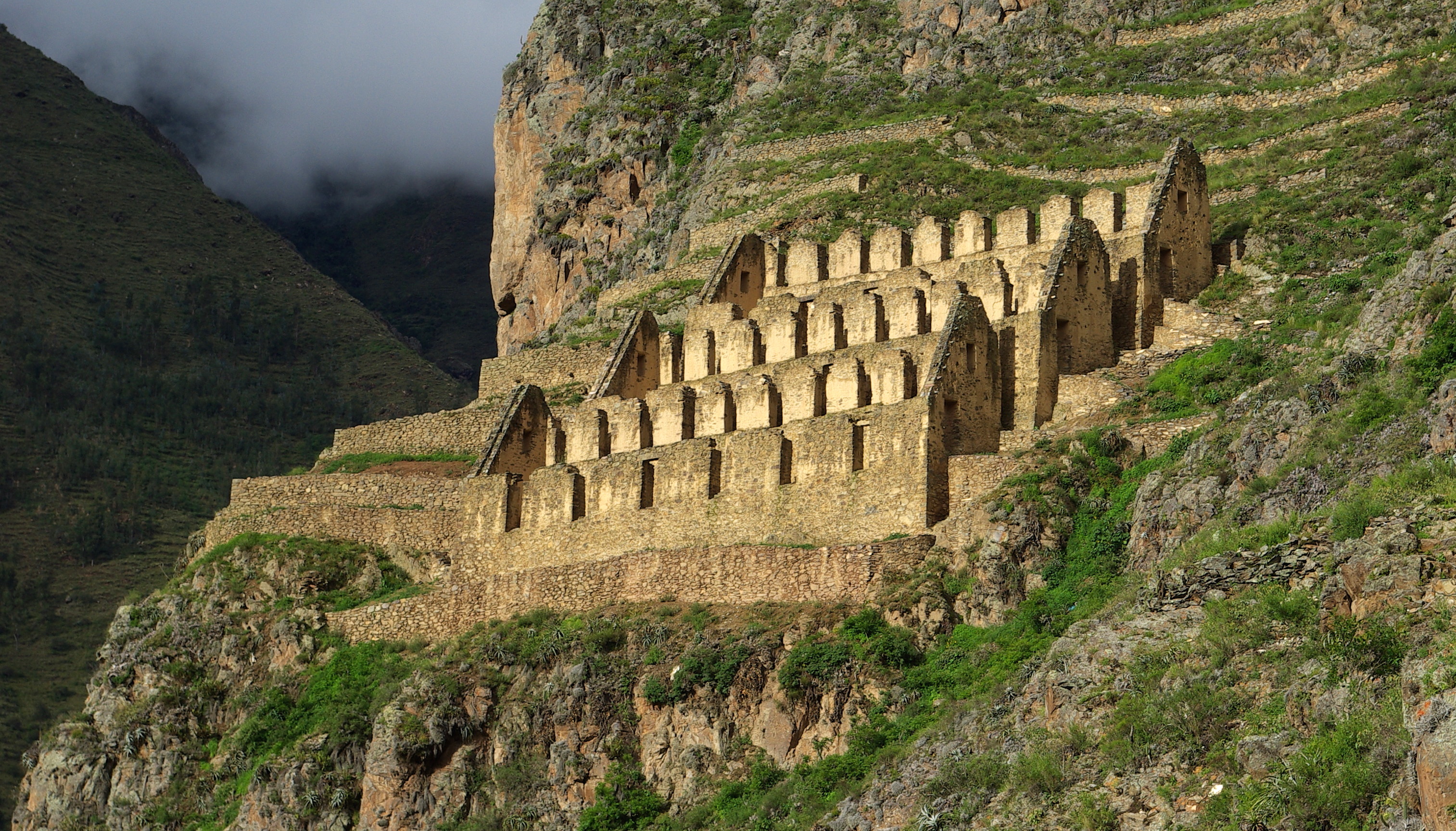 https://upload.wikimedia.org/wikipedia/commons/8/88/Ollantaytambo_granaries_Stevage.jpg