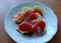 Krupicové knedlíky s jahodovou omáčkou