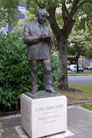 Escultura al Dr. Arazuri Escultura al Dr. Arazuri