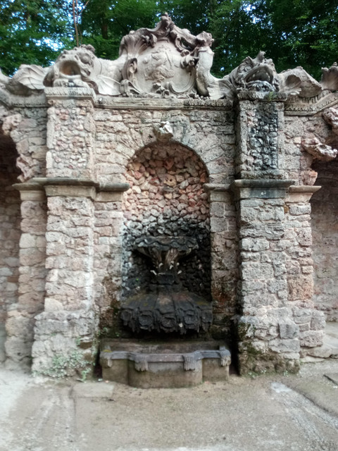 7-A-Grottenbrunnen