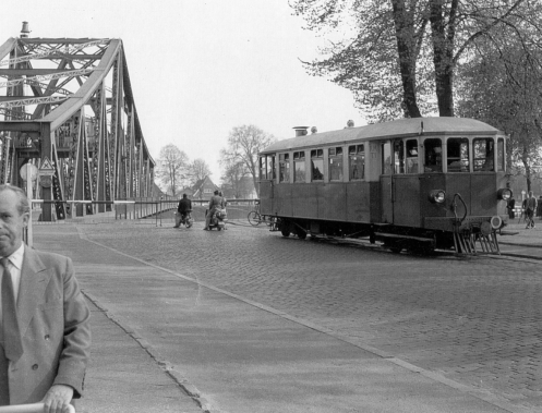 Triebwagen vor Drehbrücke