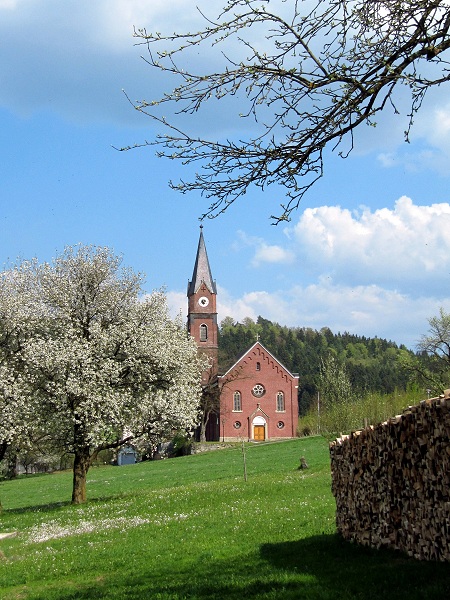 die rote Kirche in Kirchaitnach