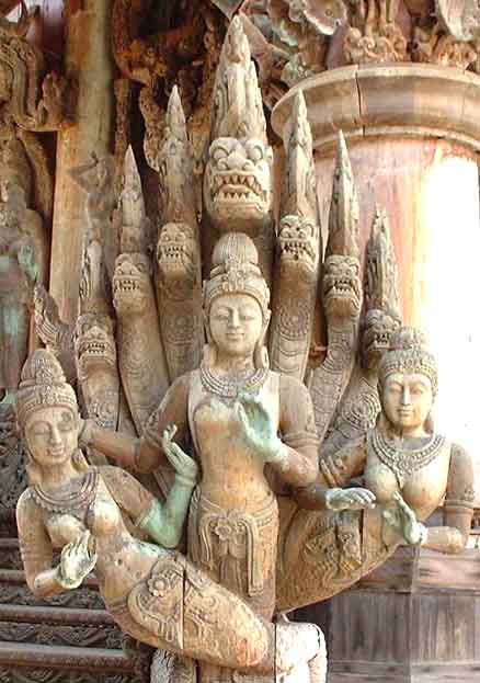 Statue de Naga au Temple de la vérité