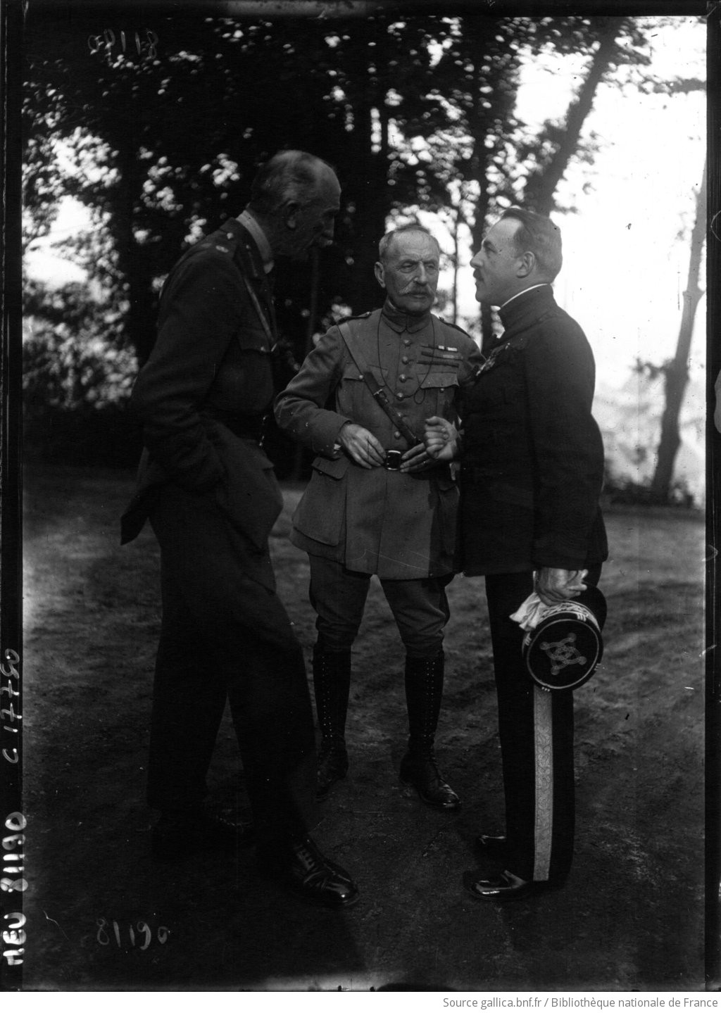 Sur e perron de la Villa Belle: Le Maréchal Wilson, Le Maréchal Foch et le Sous-préfet de Boulogne