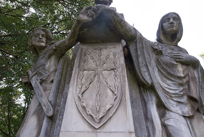 Monumento a Navarro Villoslada Monumento a Navarro Villoslada