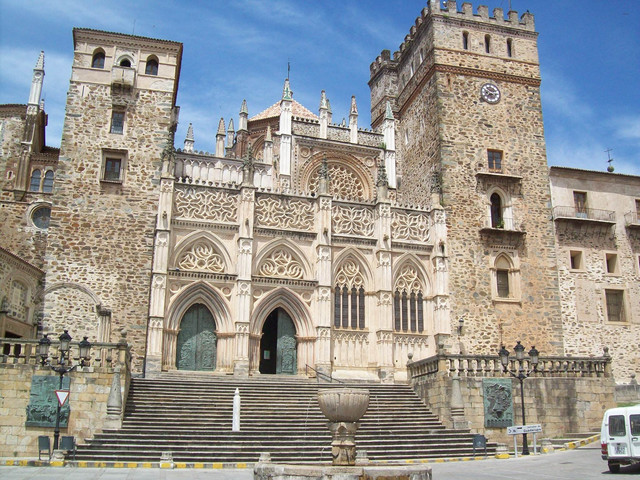 Fachada-del-monasterio-de-Guadalupe