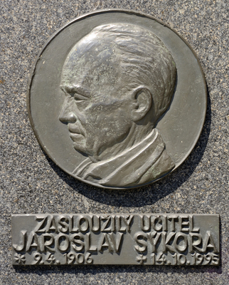 Plaketa učitele J. Sýkory na starém hřbitově v Novém Veselí.
