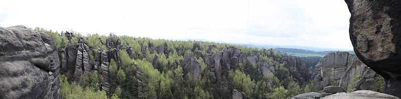 File:Broumovské stěny - Skalní Divadlo panorama.jpg