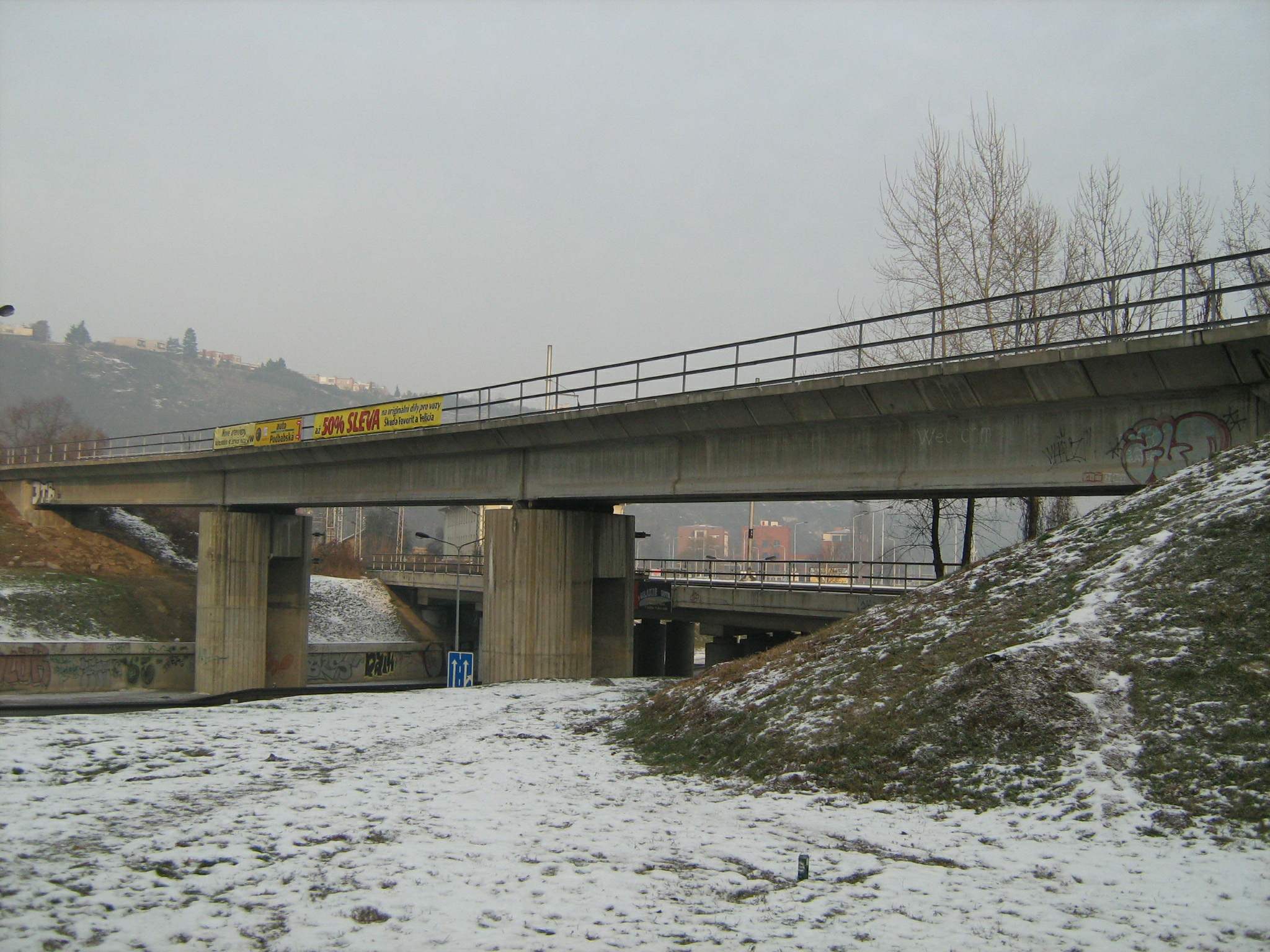 Most zelezobetonovy - z boku