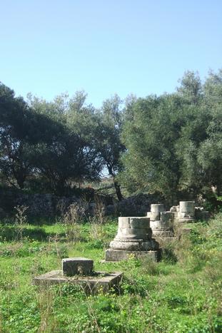 Noto Antica, tronchi di colonne superstiti della Chiesa del Carmine