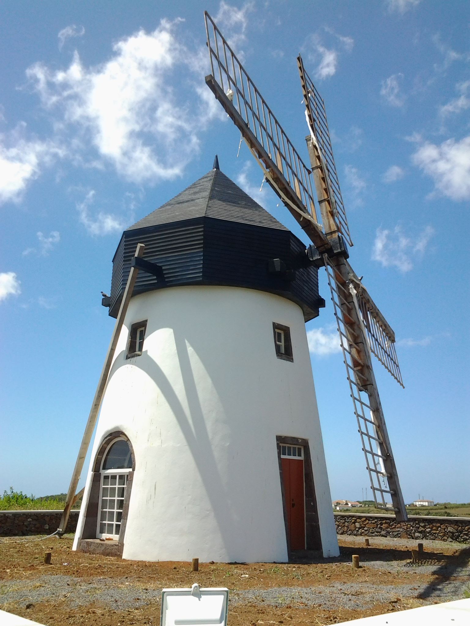 Memórias e Lembranças da Ilha de Santa Maria - Moinho de vento em