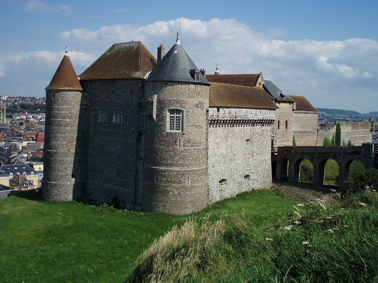 https://upload.wikimedia.org/wikipedia/commons/thumb/d/df/Chateau_de_Dieppe.JPG/1280px-Chateau_de_Dieppe.JPG