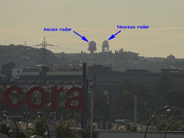 Les deux radars de contrôle du trafic aérien.