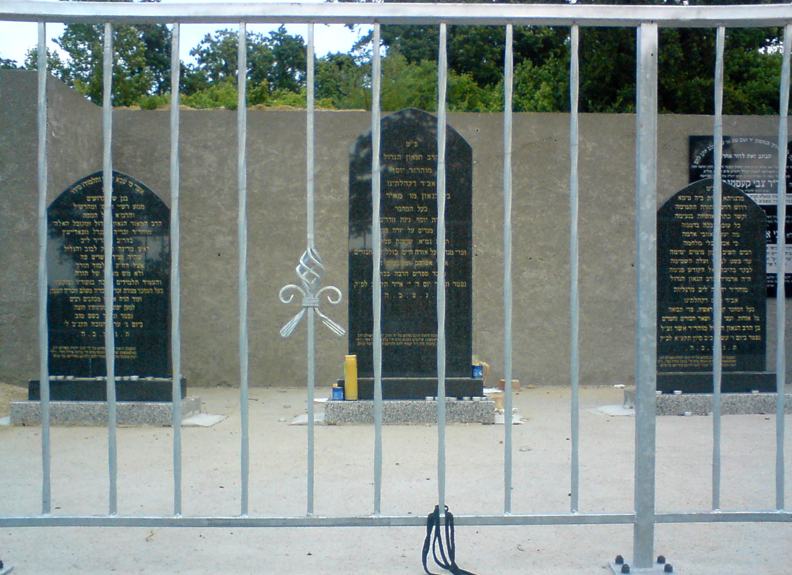 Cmentarz żydowski w Słubicach (od lewej macewy: von Podheiza, Theomima i Margaliota)