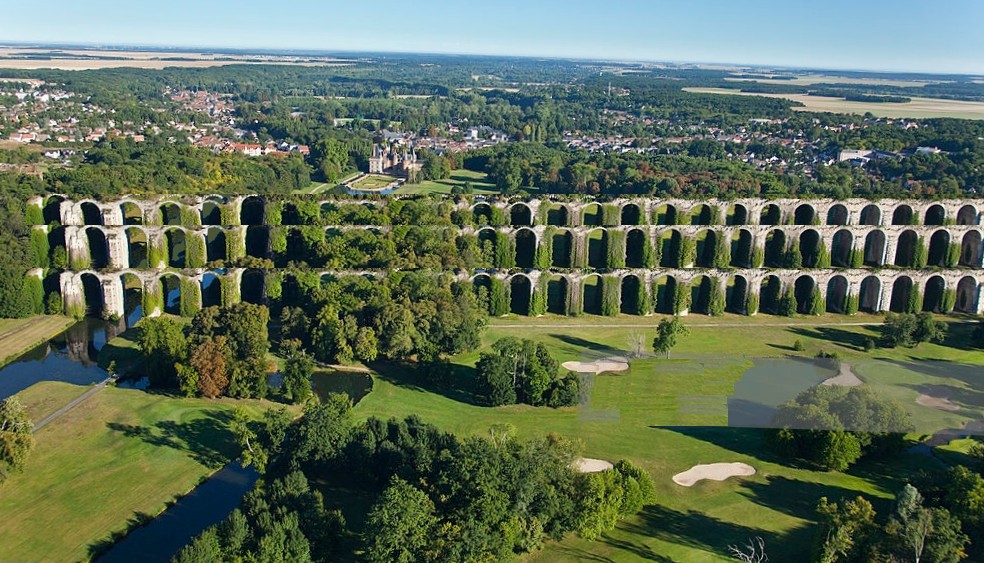 Photo-montage de l_aqueduc de 73 m de haut