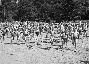 http://upload.wikimedia.org/wikipedia/commons/thumb/e/e5/Flatenbadet_1944a.jpg/309px-Flatenbadet_1944a.jpg