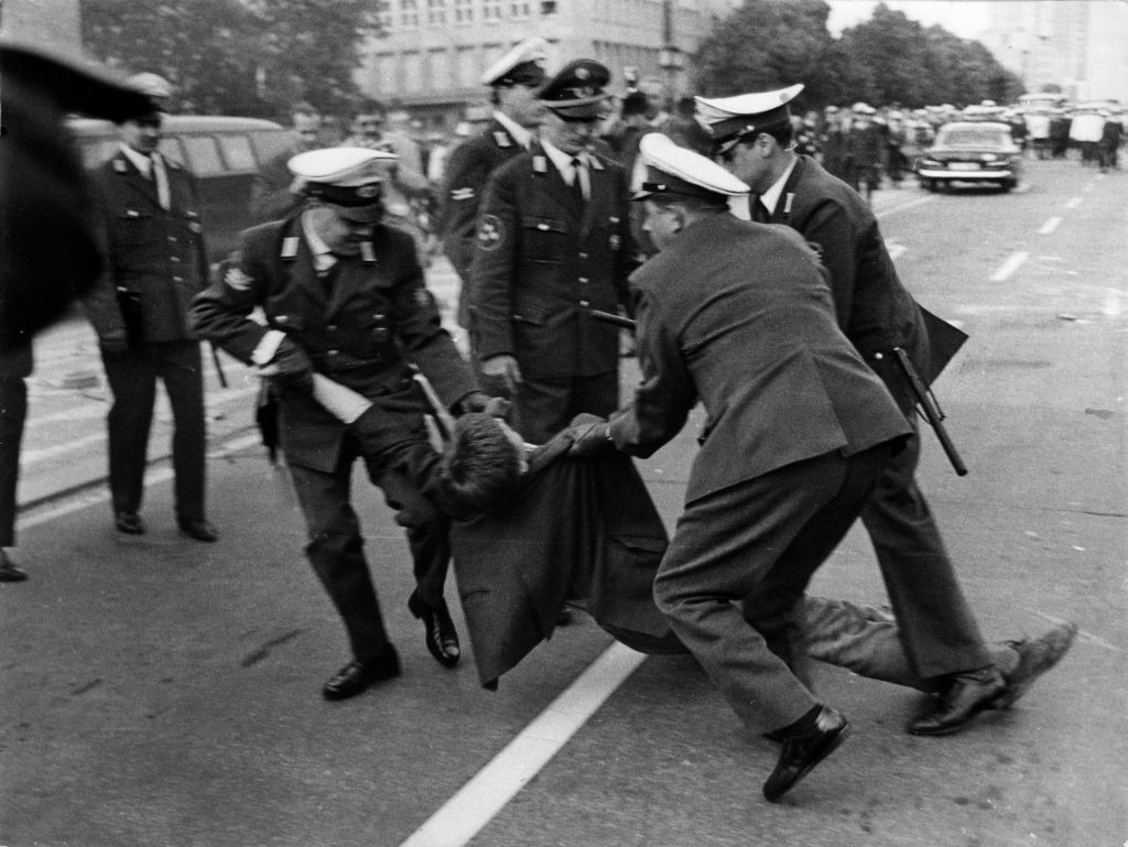 Polizisten gegen Demonstranten