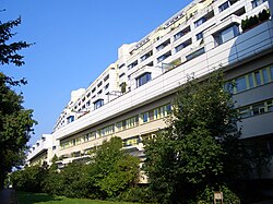 Seitenansicht der Autobahnüberbauung