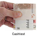 Die Funktion eines Cashtests wird mit einem 10 Euro Schein demonstriert