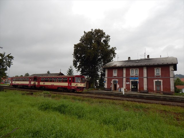 Motorový vůz 810 na oderském nádraží dne 13. září 2014.