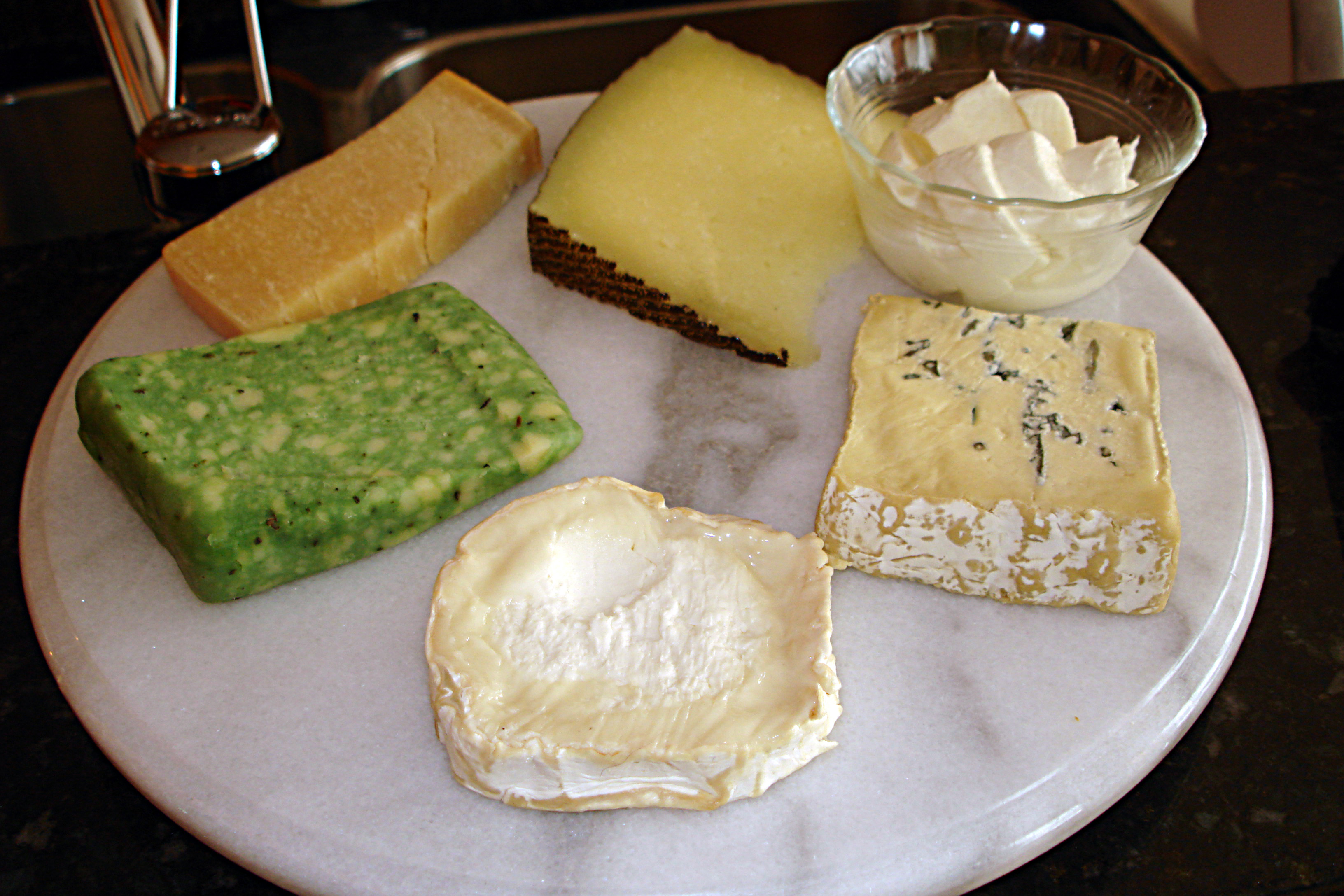 https://upload.wikimedia.org/wikipedia/commons/2/20/Various_cheeses.jpg