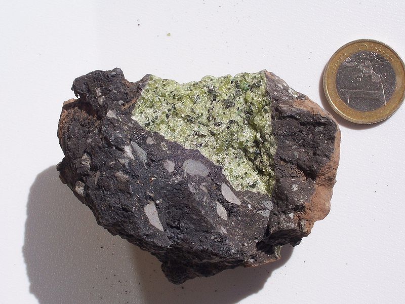 Xénolito de peridotito / Peridotite xenolith