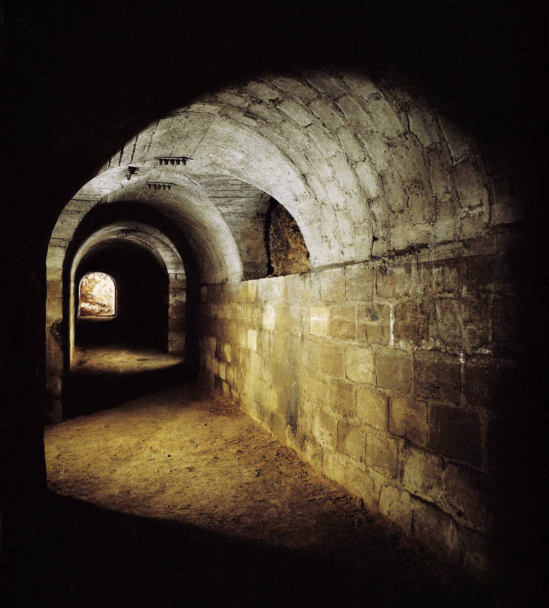 Fotka z chodby v podzemí.