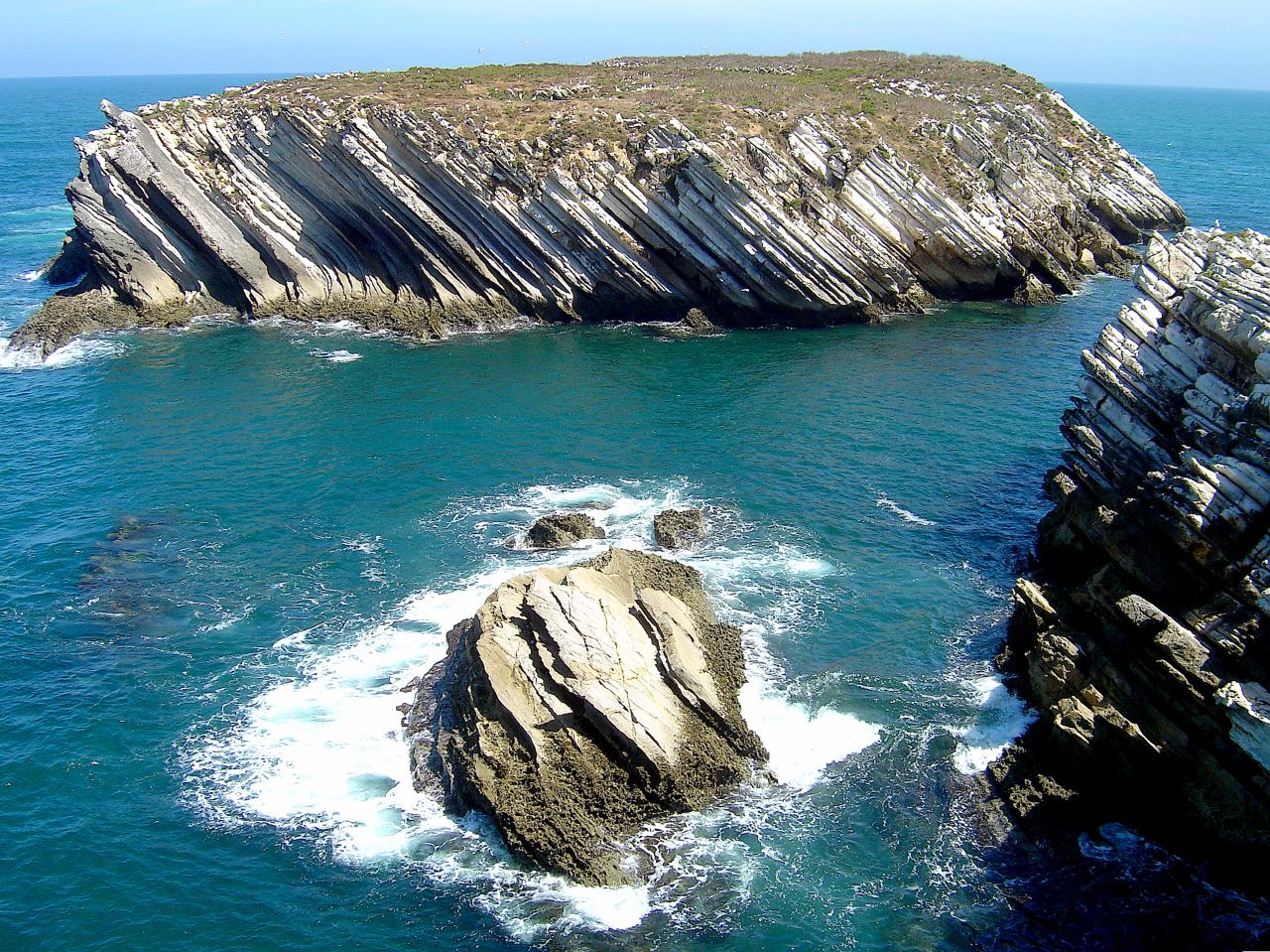 https://upload.wikimedia.org/wikipedia/commons/6/6e/Ilha_das_Pombas_vista_da_ilha_do_Baleal.jpg