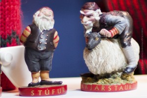 Stekkjarstaur (re.) ist der erste von Grýlas Söhnen, der sich auf den Weg machen wird. Stúfur freut sich schon auf den 14. Dezember. ©Sabine Burger, Alexander Schwarz Stekkjarstaur (re.) ist der erste von Grýlas Söhnen, der sich auf den Weg machen wird. Stúfur freut sich schon auf den 14. Dezember. ©Sabine Burger, Alexander Schwarz, 2012-12-02__MG_6034_00001
