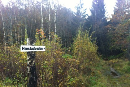 Skilt der stien begynner