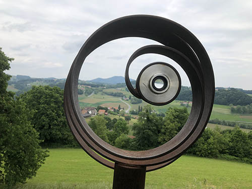 [ Abbildung: Blick in die Vergangenheit ]