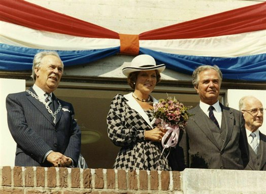 Koningin Beatrix bij het gemeentehuis op 2 september 1983