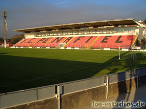 Resultado de imagem para estadio 25 de abril penafiel