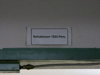 Beschilderung an einer der Personenschleusen