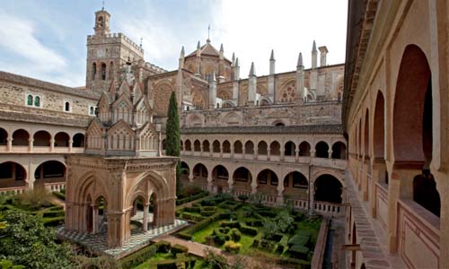 Claustro-y-templete-del-Monasterio