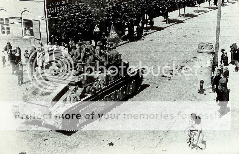Lietuvos okupacija 1940 m. birželio vidurys. Sovietų okupacijos pradžia. Tankas T-28. Ginkluotė: trumpavamzdis (užtat jo ir nesimato) 76 mm pabūklas, šonuose du bokšteliai su kulkosvaidžiais. 1940 m. sovietai šių tankų turėjo virš 400, jie buvo naudojami Lenkijos ir Suomijos „vadavimuose“. Lietuvos – irgi...