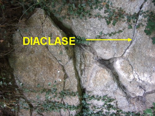 Image:Diaclases_dans_granite.jpg