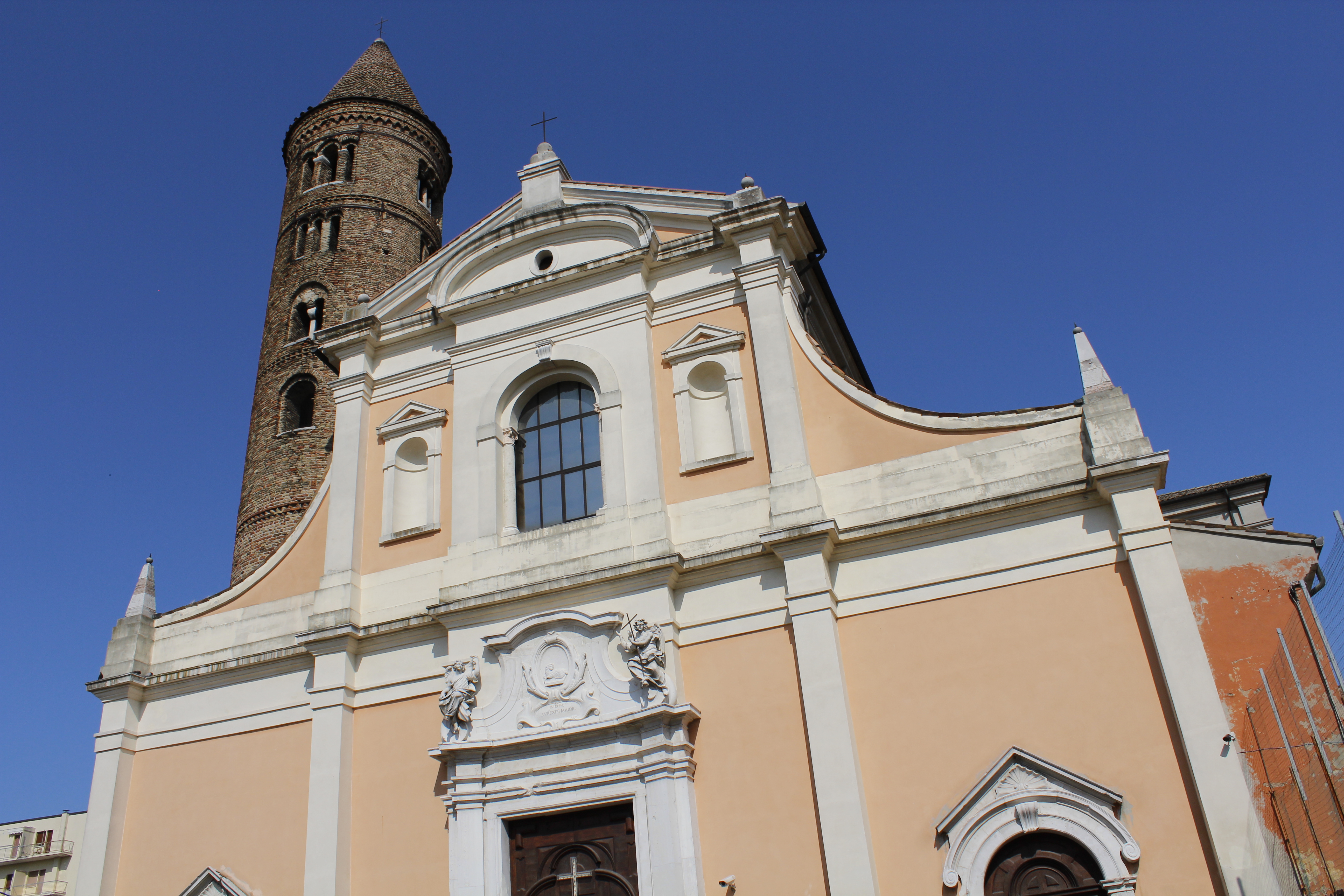 La facciata della chiesa