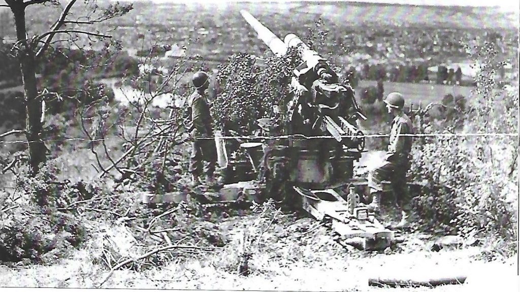 GI ‘s américains devant la DCA de 88 allemande sur le coteau près de la Tour Duval (août 1944). (© DR)