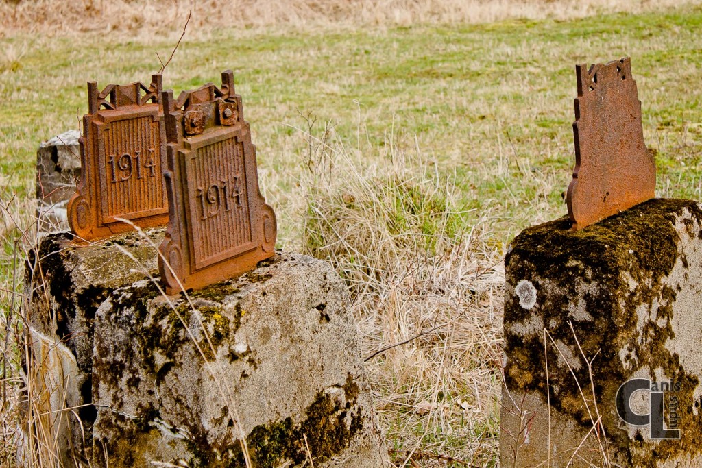 Przeniesione z cmentarza postumenty z fragmentami krzyży