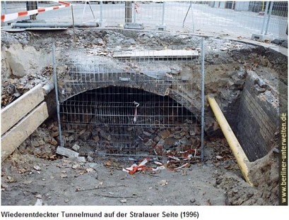 Wiederentdeckte Tunneleinfahrt auf Stralauer Seite 1996 Wiederentdeckte Tunneleinfahrt auf Stralauer Seite 1996