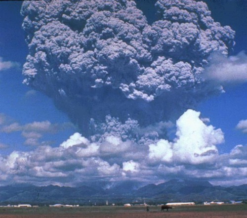 Erupção do Pinatubo de 1991 / Ash plume of Pinatubo during 1991 eruption