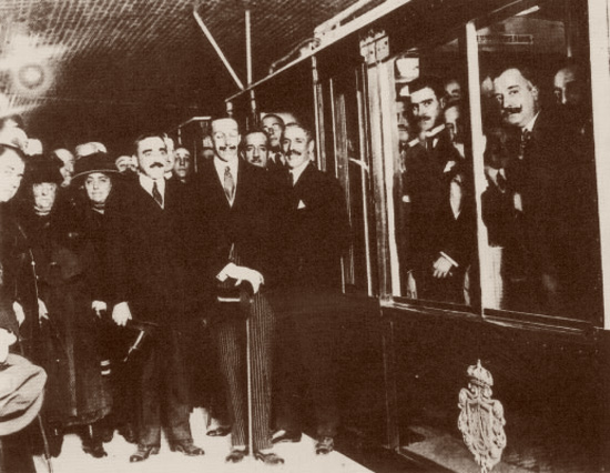 El 17 de octubre de 1919, a las tres y media de la tarde, Alfonso XIII inauguró en la estación de Cuatro Caminos el primer tramo de lo que hoy es el Metropolitano madrileño.