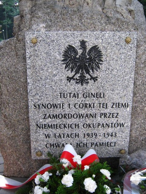 Obelisk upamiętniający mieszkańców Krosna i okolic zamordowanych przez niemieckiego okupanta w czasie II wojny światowej.