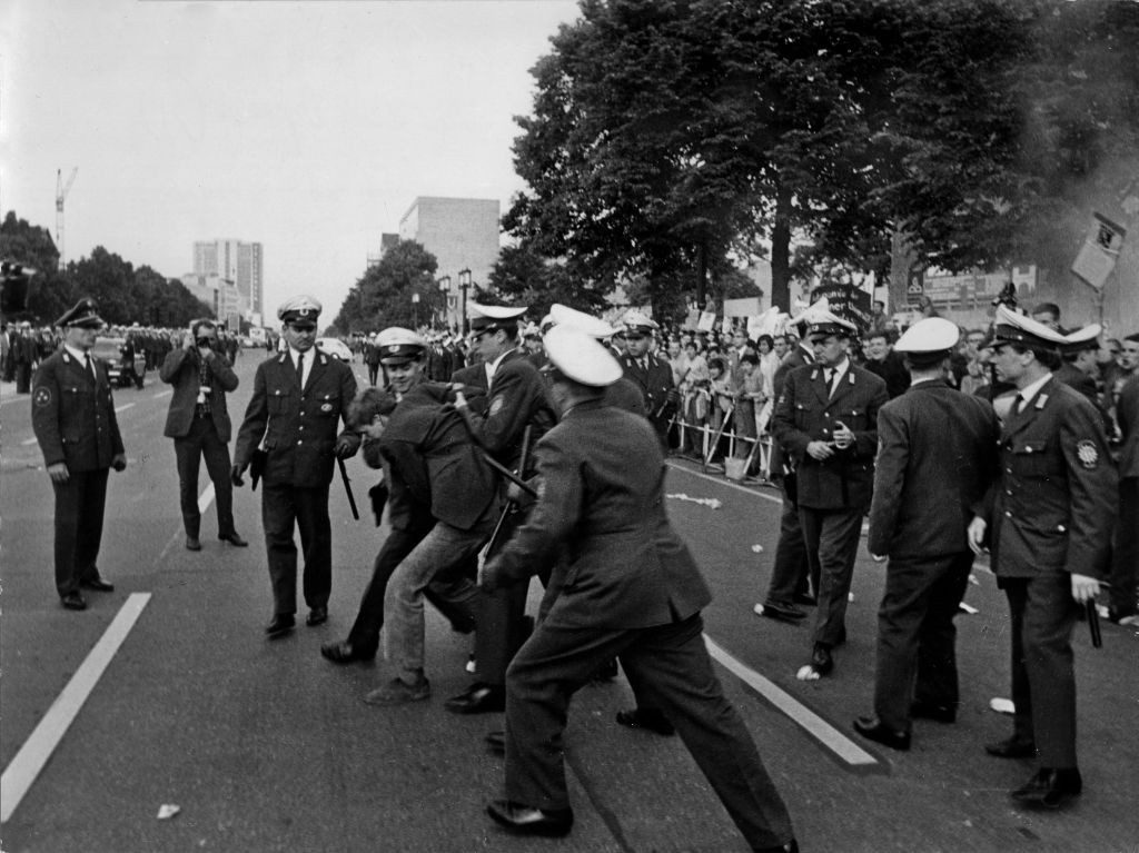 Polizisten gegen Demonstranten