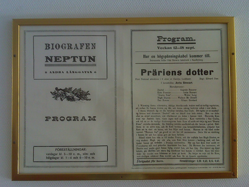 Ett bioprogram från Biografen Neptun som hänger kvar i portgången till Andra Långgatan 6